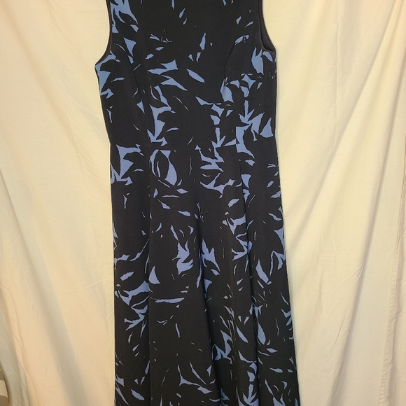 Ann Taylor navy blue & blue floral print woven fit and flare midi dress Size 6 - Picture 2 of 10